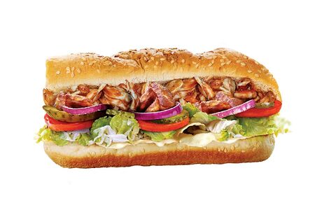 Салат Курица барбекю с кусочками курицы, пропитанными соусом барбекю