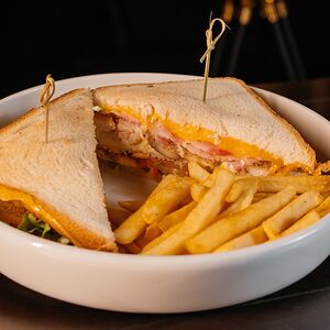 Клаб-сендвич с курицей и картофелем фри