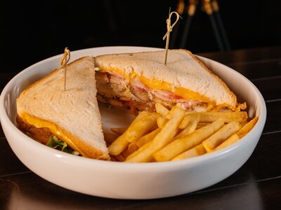 Клаб-сендвич с курицей и картофелем фри