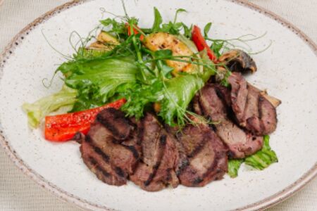 Гриль-салат с говядиной