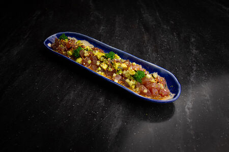 Тартар тунец, авокадо, огурец, соус лемонграсс-кунжут