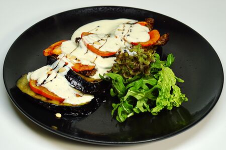 Телятина с баклажанами под сырным соусом