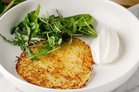 Картофельный драник с микс-салатом и сметаной