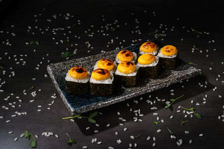 Гриль-ролл с кранч лососем