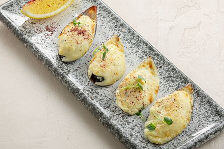 Запечённые мидии под соусом 4 сыра