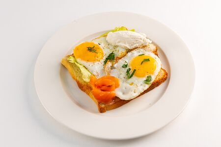 Тост с глазуньей и лососем