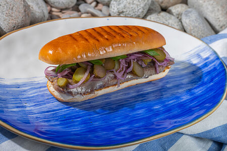 Хот-дог с иваси и корнишонами