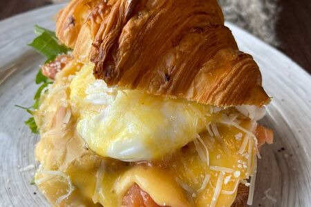 Яйцо Бенедикт на круассане