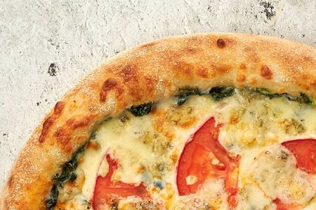 Пицца со шпинатом и сыром дорблю