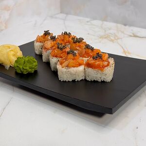 Острый опаленный ролл с морским гребешком