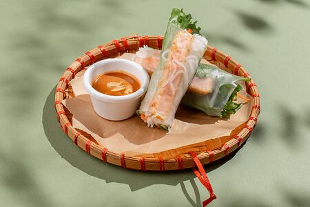 Спринг-ролл с лососем