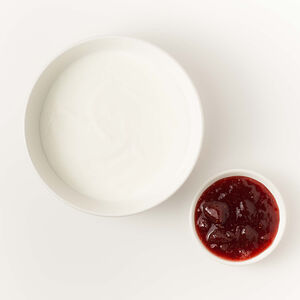 Мацони и клубничное варенье