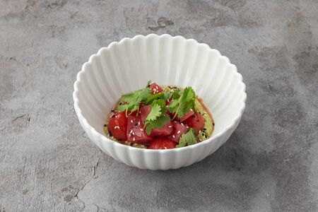 Севиче из тунца сухого вызревания с томатами кимчи и авокадо 