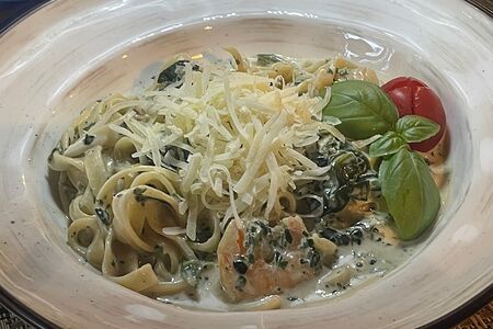 Паста с креветками и шпинатом