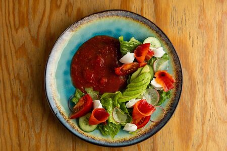 Салат с форелью гравлакс и цитрусовой заправкой