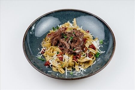 Паста с телячьими щечками и вялеными томатами