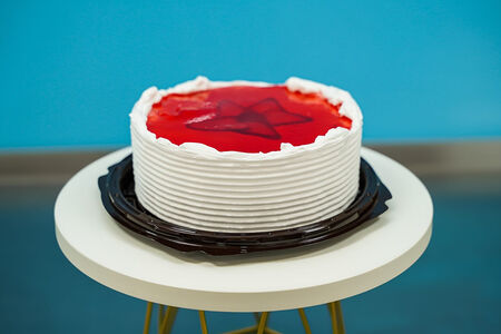 Целый торт Клубничный поцелуй