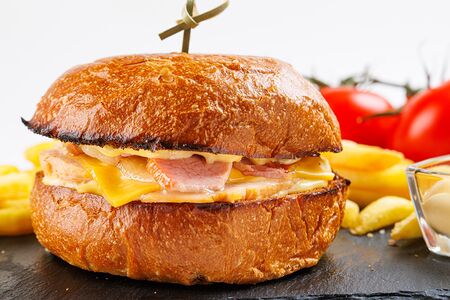 Бургер с курочкой и беконом