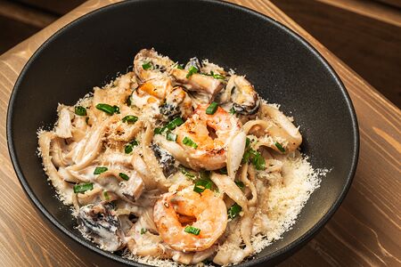 Удон в сливочном соусе с шампиньонами