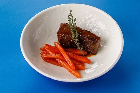 Говяжья грудинка с карамелизированной морковью
