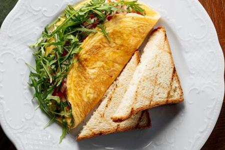 Яйца с томатами и моцареллой