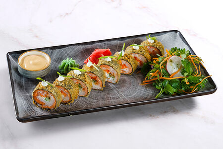 Жареный ролл с лососем и зеленым луком