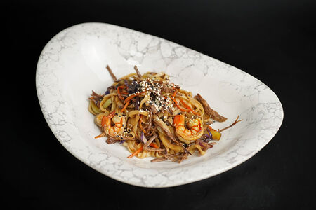 Лапша удон с курицей и креветками