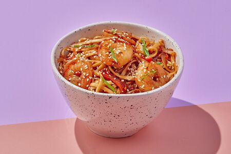 Тигровые креветки с лапшой удон