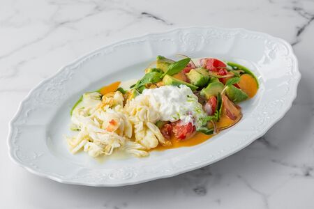 Салат с крабом, страчателлой, авокадо и томатами