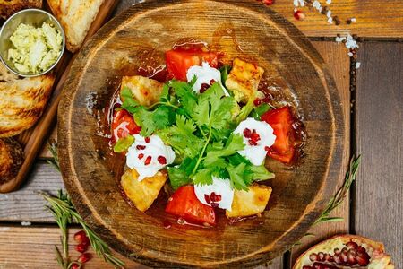 Салат с хрустящими баклажанами и крем-сыром