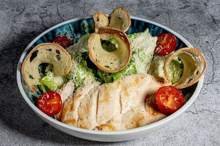 Салат Цезарь с курицей
