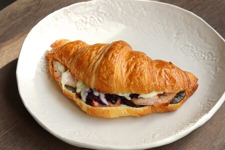 Круассан с индейкой