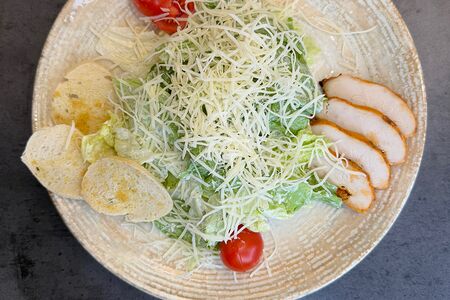 Салат Цезарь с курицей
