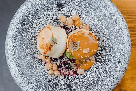 Сырники с ягодным компоте и вареной сгущенкой