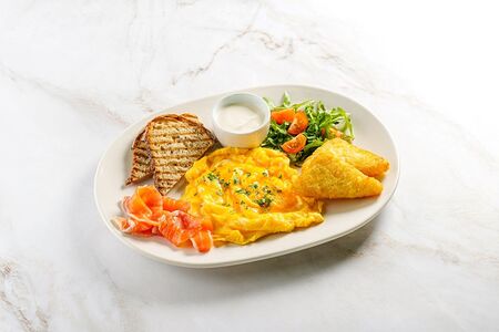 Нежный омлет с семгой и хашбрауном