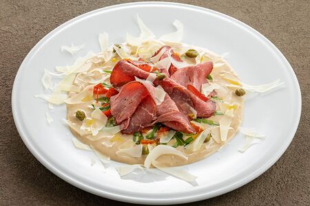 Вителло тоннато из томлёной говядины