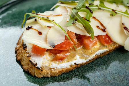 Брускетта с мягким сыром и лососем