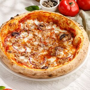 Пицца с консервированным тунцом и красным луком