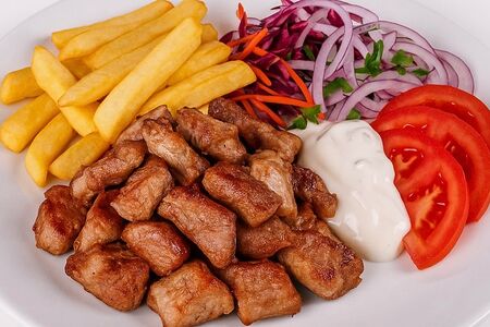 Гирос на тарелке со свининой 