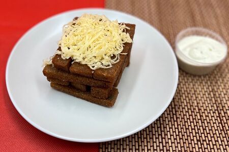 Гренки с сыром и чесночным соусом