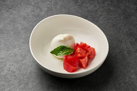 Буррата с томатами 