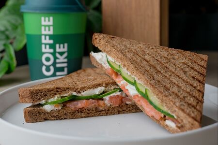 Сэндвич с форелью и творожным сыром