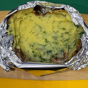 Картофель печеный со свежим укропом