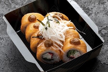 Филадельфия c соусом Чёрный перец, слабосоленый лосось