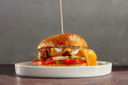 Бургер с куриным шницелем