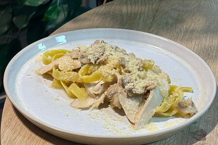 Паста с курицей и грибами