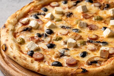 Пицца с копченостями, оливками и сыром фета 