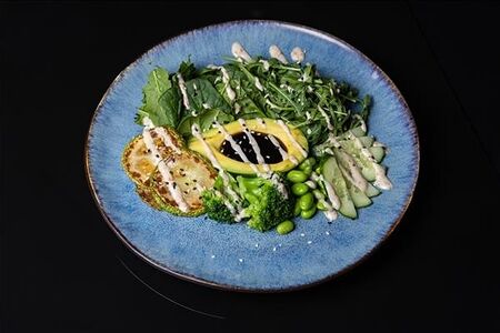 Зеленый салат с авокадо