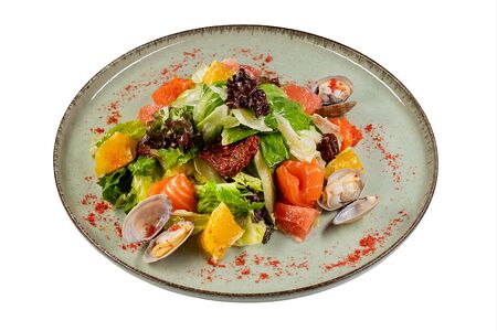 Салат с лососем и молюсками