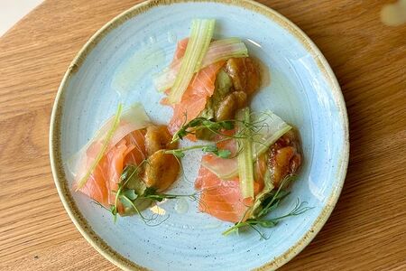 Крудо из лосося с гуакамоле и бананом 